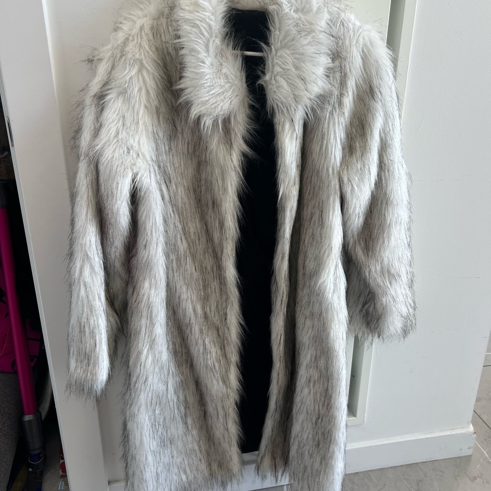 Elegant Faux Fur Coat in Gray